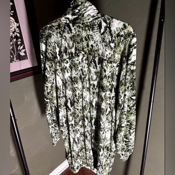 Womens Comfort Code Cuddl Duds Open Cardigan Green Animal Print M Thumb Holes - Picture 6 of 7